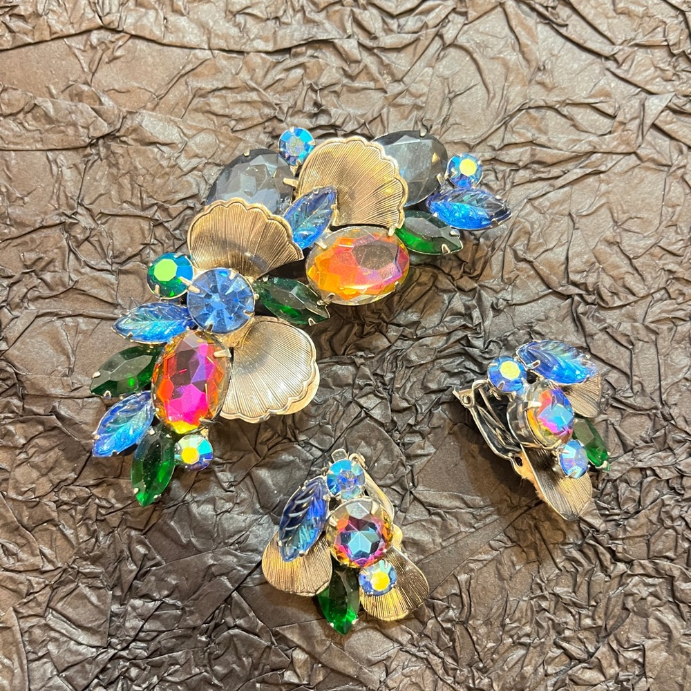 Juliana set earrings and brooch